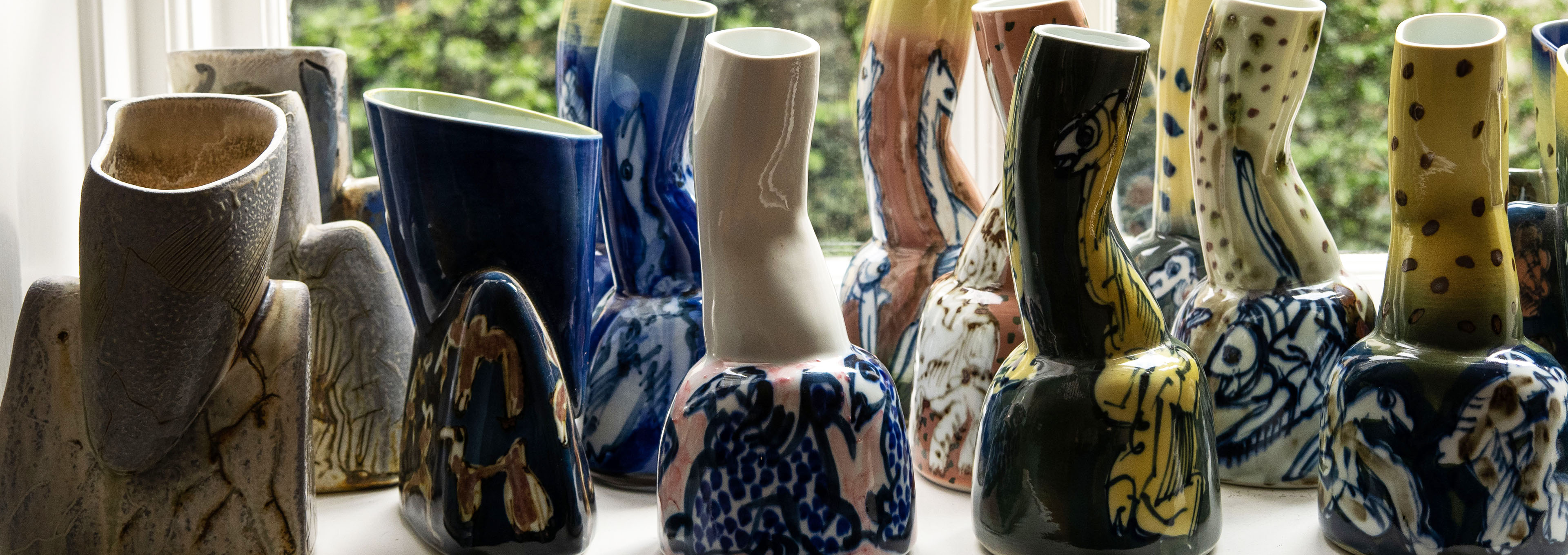 Mange Unika vaser udstillet sammen